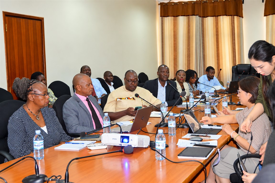 Delegates from Xintang University and officials from CEDAT during discussions on expanding academic collaboration and implementing a proposed dual degree program in Materials and Chemical Engineering at Makerere University.